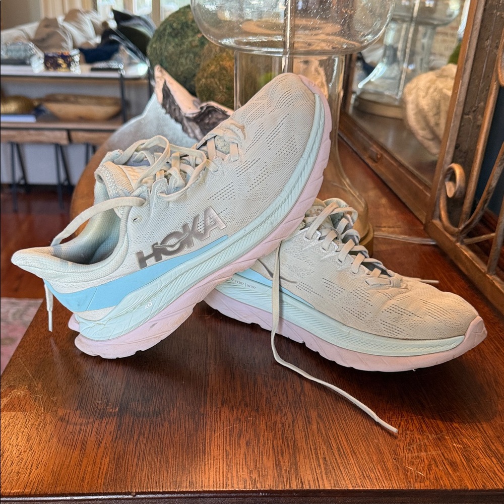 Hoka One One Mach women’s size 8.5